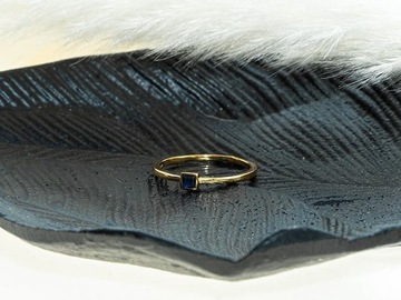 Srebrny pierścionek 925 subtelnie zdobiony szafirową cyrkonią pozłacany r17