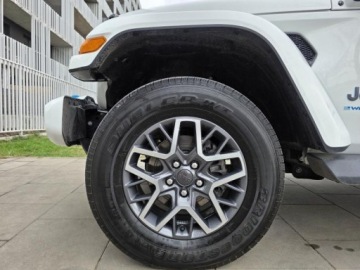 Jeep Wrangler IV Sahara Plug-In Seria 6 2.0 4xe 381KM 2023 JEEP WRANGLER Sahara High Altitude, 2.0l 4xe Plug-in-Hybrid 381KM 17,652km, zdjęcie 38