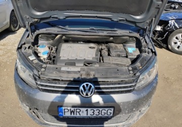 Volkswagen Touran II 1.6 TDI 105KM 2012 Volkswagen Touran 2012r, 1.6 TDI. Lekko przetarte boki. Jezdzi. 1.6 Diesel, zdjęcie 5