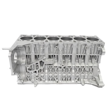 6-цилиндровый блок двигателя BMW на столе