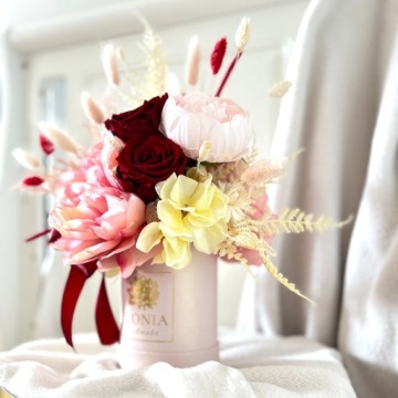 Эксклюзивная цветочная коробка MIX ETERNAL ROSES Красные розы ПИОНЫ в коробке