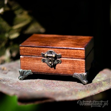 Шкатулка, шкатулка для обручальных колец с утолщениями и персоной.