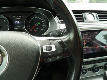 Volkswagen Passat B8 Variant 2.0 TDI BlueMotion SCR 150KM 2018 Volkswagen Passat NAWIGACJA PLHIGHLINE DSG-7PANORAMAASYSTENT PARKOWANIASKO, zdjęcie 9
