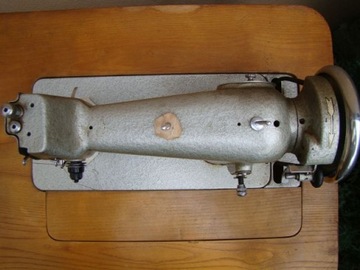 Zabytkowa maszyna do szycia w zabudowie Łucznik 82