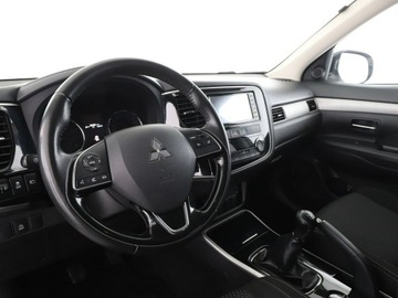 Mitsubishi Outlander III SUV Facelifting 2017 2.0 150KM 2017 Mitsubishi Outlander klima auto grzane fotele, zdjęcie 13