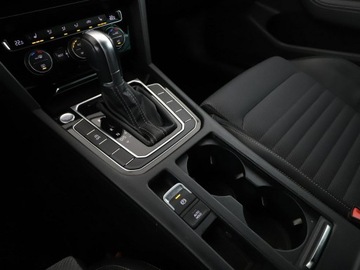 Volkswagen Passat B8 Variant 2.0 TDI BlueMotion SCR 150KM 2019 Volkswagen Passat DSG R-Line interior pack klima, zdjęcie 30