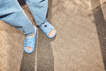 Женская легкая обувь Шлепанцы Crocs Classic Geometric V2 209608 Slide 37-38