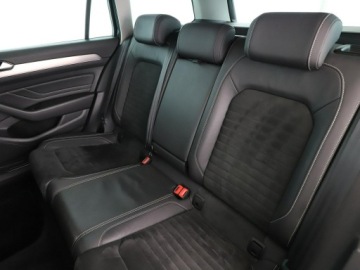 Volkswagen Passat B8 Variant Facelifting 2.0 TDI SCR 150KM 2020 Volkswagen Passat automat virtual cocpit full LED, zdjęcie 16