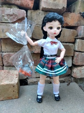 LALKA WEDNESDAY ADDAMS W MUNDURKU Z PIRANIĄ 30cm