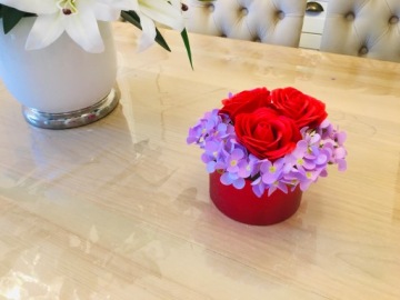 ЦВЕТОЧНАЯ КОРОБОЧКА УХОДЯЩИЕ ЦВЕТЫ РОЗЫ ГОРТЕНЗИОННЫЕ для подарка женский букет