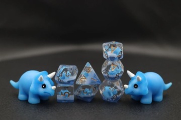 TRÓJROGA OPOWIEŚĆ TRICERATOPSA ZESTAW 7 EPOKSYDOWYCH KOSTEK KOŚCI RPG