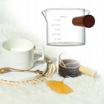 Стеклянный кувшин с мерной чашкой для эспрессо.