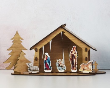 Красивый деревянный вертеп со стабильными фигурками, украшающими