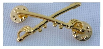 Szable skrzyżowane złote znaczek pins przypinka ozdoba