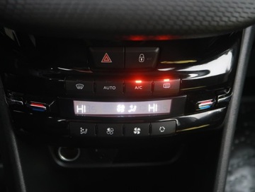 Peugeot 2008 I SUV 1.2 PureTech 82KM 2015 Peugeot 2008 1.2 PureTech, Salon Polska, zdjęcie 12