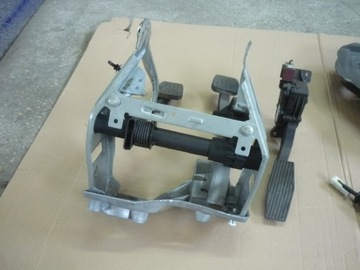 КОМПЛЕКТ ПЕДАЛИ + ПЕРЕДНИЦА ДЛЯ РУКОВОДСТВА OPEL VECTRA C