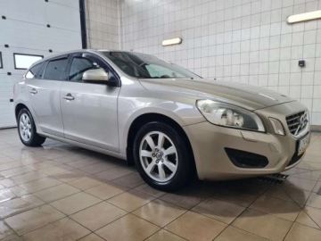 Volvo V60 I Kombi 2.4 D5 215KM 2011 Volvo V60 2,4 D5 215KM AWD 267tys.km, automat, navi, tempomat, sewisowany
