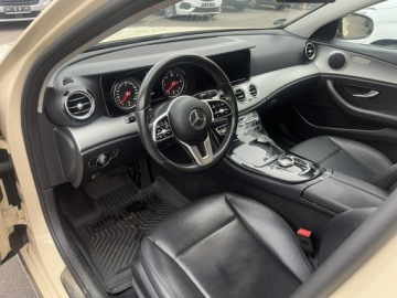 Mercedes Klasa E W213 2019 Mercedes E 220 Automat Bogate wyposażenie 2019, zdjęcie 3