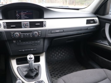 BMW Seria 3 E90-91-92-93 Limuzyna E90 320d 184KM 2011 BMW 3 320 d, 181 KM, Navi, Klima, Klimatronic, zdjęcie 7