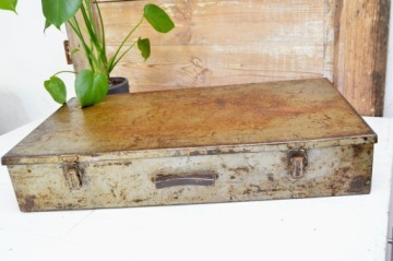 Старый металлический ящик TOOLBOX HUGE