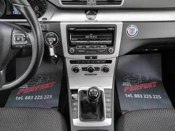 Volkswagen Passat B7 Variant 2.0 TDI CR DPF BlueMotion 140KM 2014 Volkswagen Passat Grzane fotele Klimatronik 2xPDC Alu Tempomat Hak 2.0, zdjęcie 17
