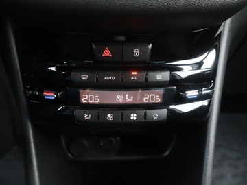 Peugeot 208 I Hatchback 5d Facelifting 1.2 PureTech 82KM 2019 Peugeot 208 1.2 PureTech, Salon Polska, zdjęcie 12