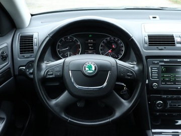 Skoda Octavia II Hatchback Facelifting 1.8 TSI 160KM 2009 Skoda Octavia 1.8 TSI, Salon Polska, Skóra, Xenon, zdjęcie 17