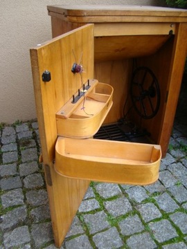 Zabytkowa maszyna do szycia w zabudowie Łucznik 82