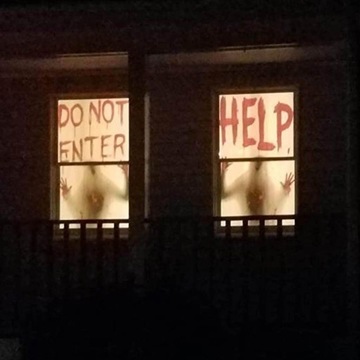 Украшения с кровавыми отпечатками рук. Праздничная атмосфера в канун Рождества.