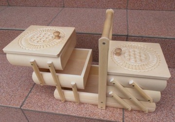 РЕЗЬБОВАЯ МАШИНА XL, деревянная, инкрустация резьбой - коробка