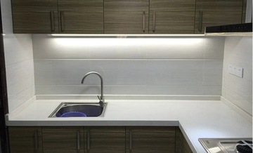 СВЕТОДИОДНАЯ ЛЕНТА ПОД ШКАФОМ С БЕССЕНСОРНЫМ ВЫКЛЮЧАТЕЛЕМ