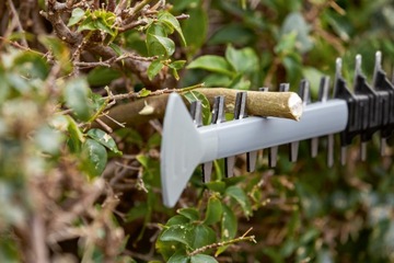 Аккумуляторный триммер для живой изгороди BOSCH GHE 18V-60 06008c9000 60см