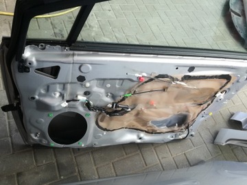 AVENSIS T27 2008 - 2012 ROK DVEŘE PRAVÉ PŘEDNÍ 1F7