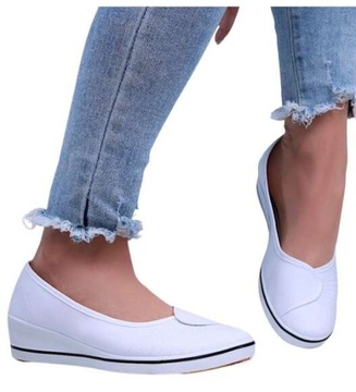 Białe damskie tenisówki slip on na niskim koturnie Buty z tkaniny 15889 38