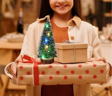 РОЖДЕСТВЕНСКАЯ ЕЛКА, засыпанная снегом, НА СТОЛБИКЕ, 20 искусственных светодиодов.