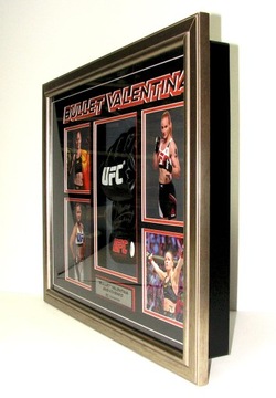 Перчатка Валентины Шевченко с автографом легенды UFC в красивой рамке ХИТ