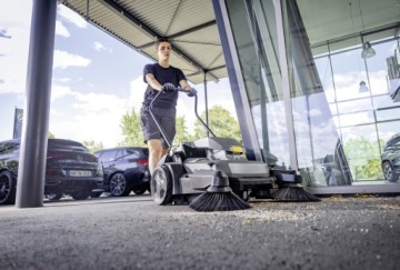 ПРОФЕССИОНАЛЬНАЯ РУЧНАЯ ПОДМЕТАЛЬНАЯ МАШИНА KARCHER KM 70/20 C 2SB - 1.517-131.0