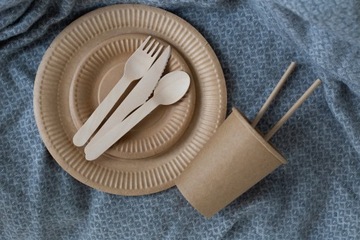 Элегантная одноразовая посуда на 16 человек.