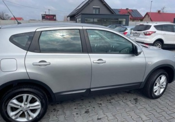Nissan Qashqai I Crossover 2.0 140KM 2011 Nissan Qashqai 2.0 benz ,AUTOMAT,navi ,kamera ,niski pot przebieg 2.0 140KM, zdjęcie 4