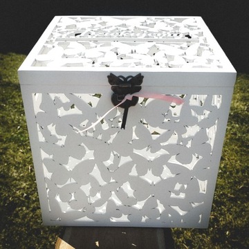 Большая ажурная коробка для конвертов-бабочек, закрытая.