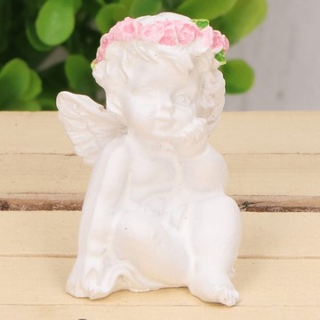 Aniołek z wianuszkiem róż biel 4cm