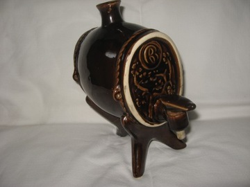 Керамическая бочка для пива или вина.