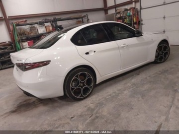 Alfa Romeo Giulia II Sedan Facelifting 2023 2.0 GME Turbo 280KM 2024 Alfa Romeo Giulia ti, 2024r., 4x4, 2.0L 2.0 Benzyna 280KM, zdjęcie 2