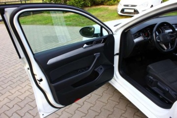 Volkswagen Passat B8 Variant Facelifting 2.0 TDI SCR 150KM 2020 Volkswagen Passat 2.0 TDI 150KM Bezwypadkowy 100 Serwisowany I Wlasciciel, zdjęcie 30