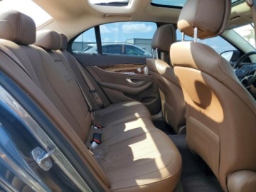 Mercedes Klasa E W213 2017 Mercedes-Benz Klasa E 2017 MERCEDES-BENZ E 300 4MATIC 2.0 Benzyna 241KM, zdjęcie 10