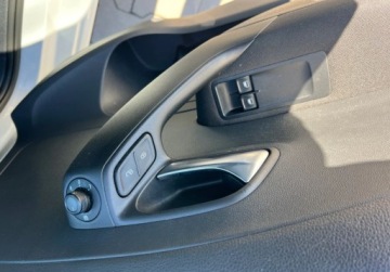 Volkswagen Polo V Hatchback 3d Facelifting 1.0 60KM 2016 Volkswagen Polo 1.0 Benzyna Klimatyzacja Radio Benzyna 60KM, zdjęcie 9