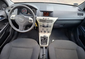 Opel Astra J Hatchback 5d 1.6 Twinport ECOTEC 115KM 2009 Opel Astra Ladny stan 1.6 Benzyna 115KM, zdjęcie 8