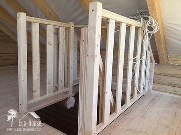 ДЕРЕВЯННАЯ ЛЕСТНИЦА С ЛЕНТОЙ