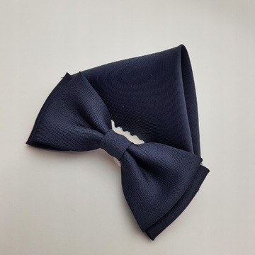 ГАЛСТУК-БАБОЧКА ПРИЧИНЕНИЯ, ТЕМНО-СИНИЙ ГАЛСТУК-БАБОЧКА С БЕЛОЙ КАРМАННОЙ КЛЕТКОЙ