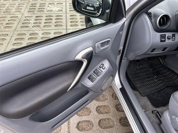 Toyota RAV4 II 2.0 i 16V 150KM 2001 Toyota RAV4 2.0 VVT-i 4x4 II (2000-2005) Toyota RA, zdjęcie 10